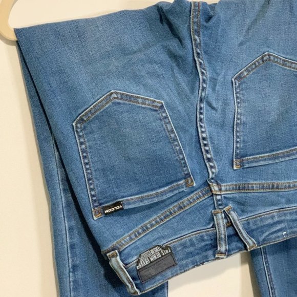 BNWOT VOLCOM WOMENS LIBERATOR HR CROP SKINNY LIGHT WASH DENIM | DISTRESSED ANKLE - Picture 4 of 7